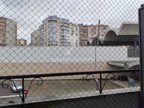 T3 + 1 , remodelado, com varanda