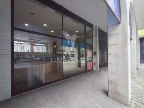 Vende se loja  com 3 pisos barreiro
