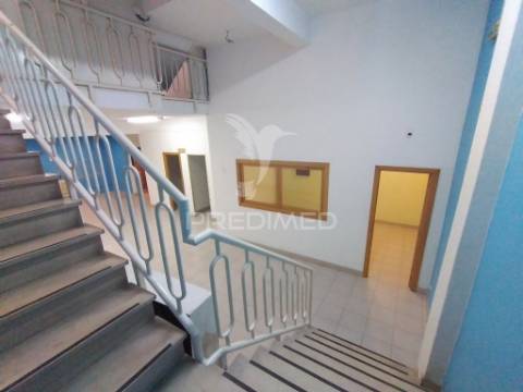 Vende se loja  com 3 pisos barreiro
