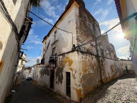 Moradia para recuperação com elevado potencial de rentabilidade no centro histórico de elvas