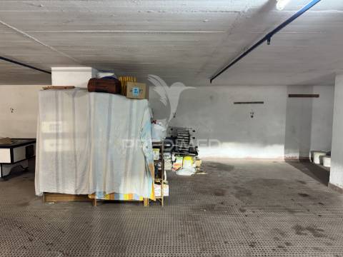 Lugar de estacionamento coberto com 20 m² – acesso fácil
