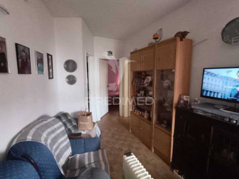 Apartamento com três quartos e excelente localização em zona tranquila