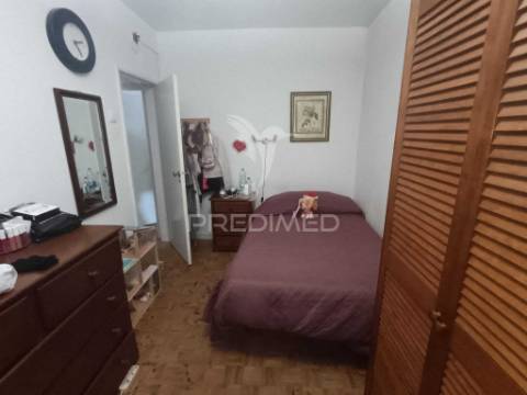 Apartamento com três quartos e excelente localização em zona tranquila