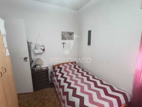 Apartamento com três quartos e excelente localização em zona tranquila