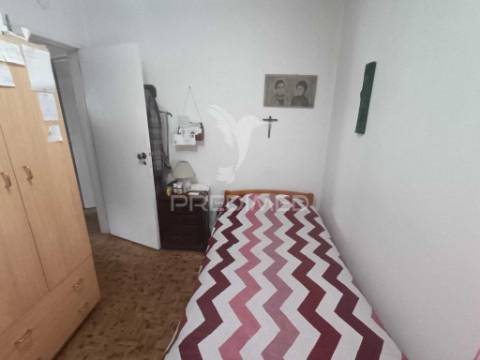Apartamento com três quartos e excelente localização em zona tranquila