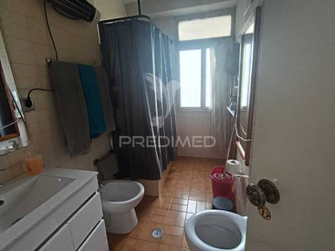 Apartamento com três quartos e excelente localização em zona tranquila