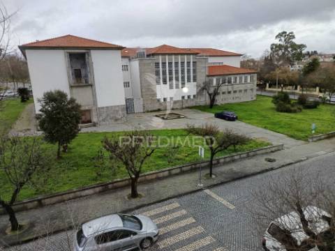 Apartamento com três quartos e excelente localização em zona tranquila