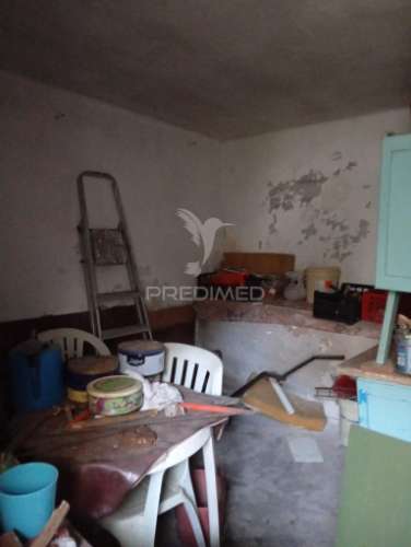 Moradia com quintal e garagem