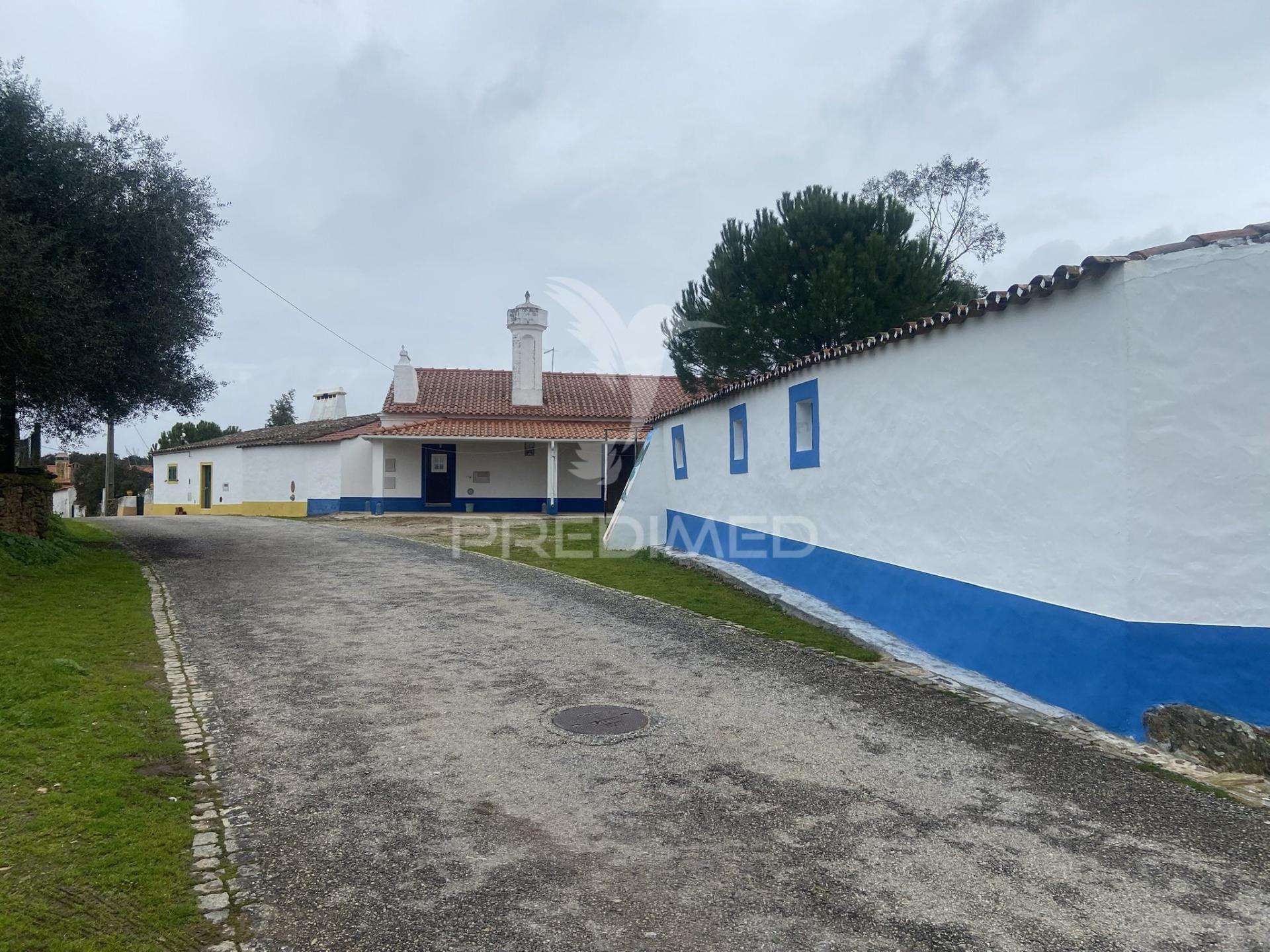 Moradia t2 totalmente remodelada, em hortinhas - alandroal