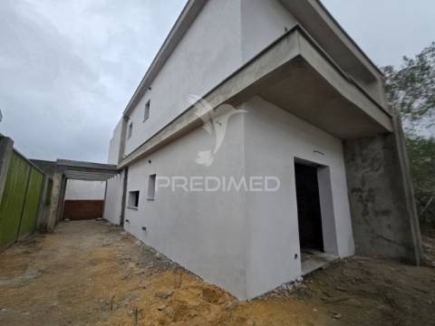 Moradia geminada t3, qta. laranjeiras - fernão ferro