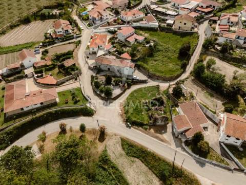Terreno com ruína em pombeiro