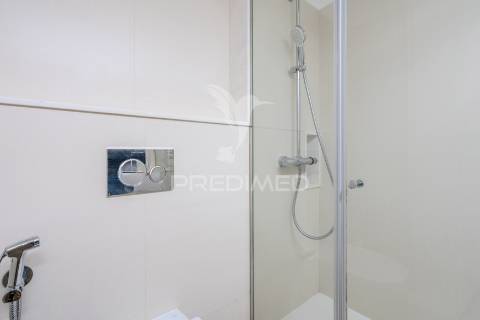 Apartamento t2 duplex - com duas suítes para arrendamento em telheiras - excelente localização e totalmente renovado!