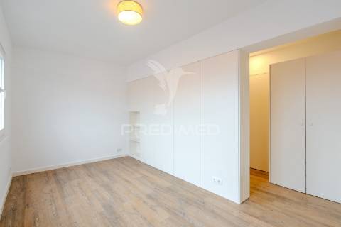 Apartamento t2 duplex - com duas suítes para arrendamento em telheiras - excelente localização e totalmente renovado!