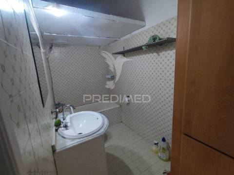 Apartamento à venda – av. 1.º de maio, paivas (amora) – 140.000 €