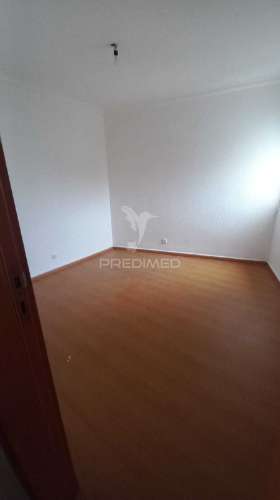 T2 remodelado no bairro da torre, cascais, com excelente localização