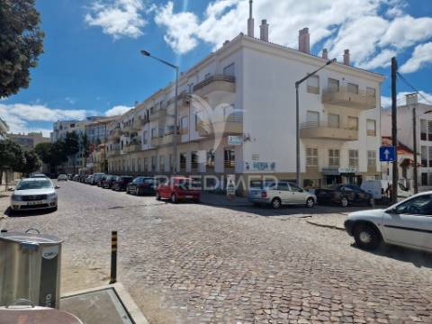 Apartamento duplex t4  totalmente remodelado com garagem para 3 viaturas na costa da caparica