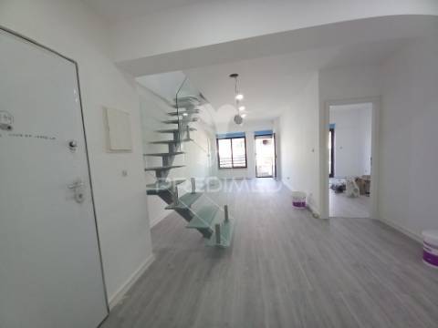 Apartamento duplex t4  totalmente remodelado com garagem para 3 viaturas na costa da caparica