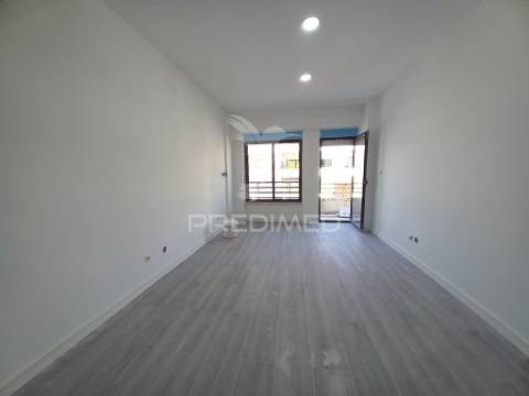 Apartamento duplex t4  totalmente remodelado com garagem para 3 viaturas na costa da caparica