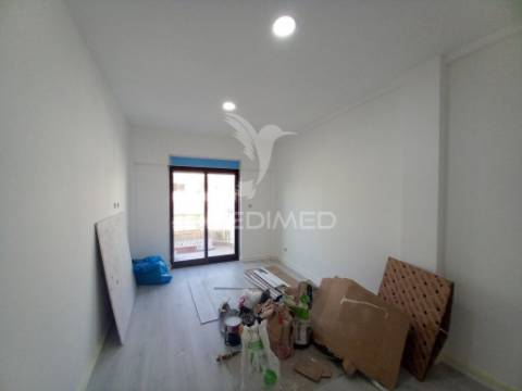 Apartamento duplex t4  totalmente remodelado com garagem para 3 viaturas na costa da caparica