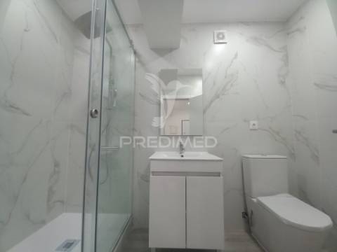 Apartamento duplex t4  totalmente remodelado com garagem para 3 viaturas na costa da caparica
