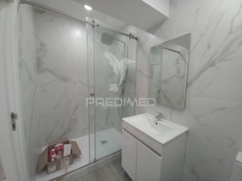 Apartamento duplex t4  totalmente remodelado com garagem para 3 viaturas na costa da caparica