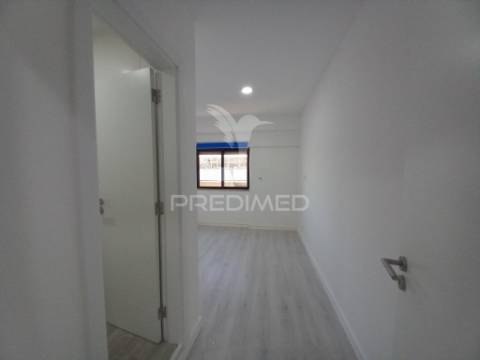 Apartamento duplex t4  totalmente remodelado com garagem para 3 viaturas na costa da caparica