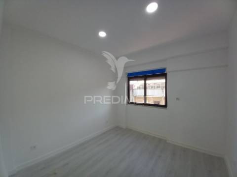 Apartamento duplex t4  totalmente remodelado com garagem para 3 viaturas na costa da caparica