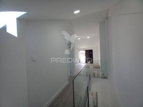 Apartamento duplex t4  totalmente remodelado com garagem para 3 viaturas na costa da caparica