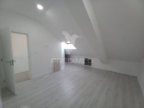 Apartamento duplex t4  totalmente remodelado com garagem para 3 viaturas na costa da caparica