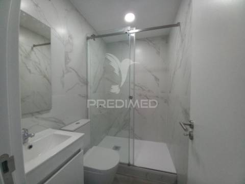 Apartamento duplex t4  totalmente remodelado com garagem para 3 viaturas na costa da caparica