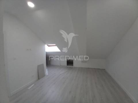 Apartamento duplex t4  totalmente remodelado com garagem para 3 viaturas na costa da caparica