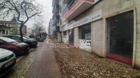 ✨ oportunidade única ✨ loja central p./ comércio ou serviços de 85,25m2 ( av. dos combatentes da grande guerra ).