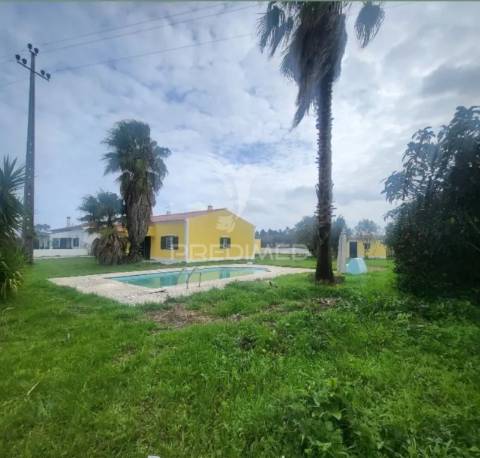 Moradia v3+2 c/ piscina e grande espaço exterior