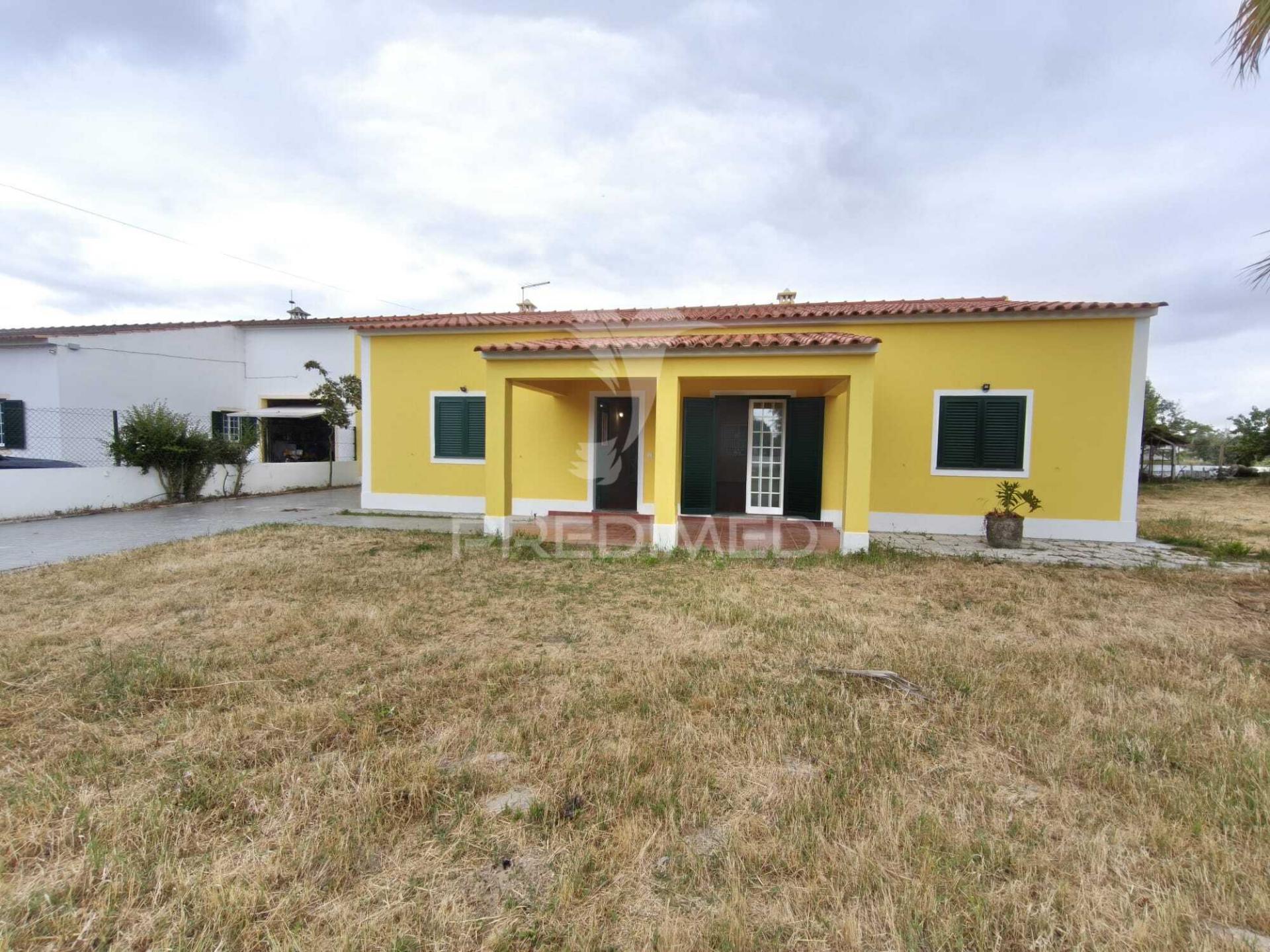 Moradia v3+2 c/ piscina e grande espaço exterior