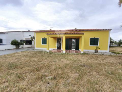 Moradia v3+2 c/ piscina e grande espaço exterior