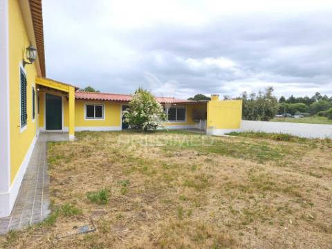 Moradia v3+2 c/ piscina e grande espaço exterior