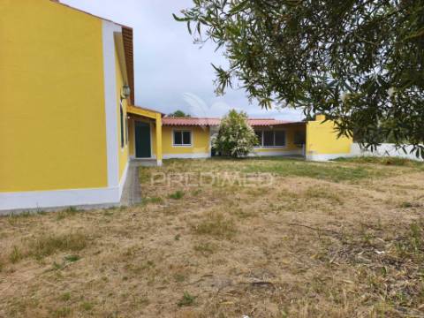Moradia v3+2 c/ piscina e grande espaço exterior
