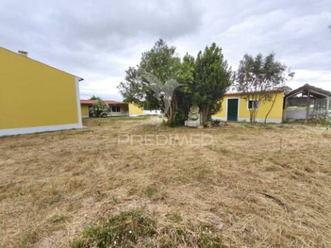 Moradia v3+2 c/ piscina e grande espaço exterior