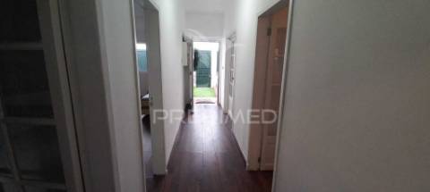 Moradia t2 convertido em t1 com garagem na carregueira-pinhal novo
