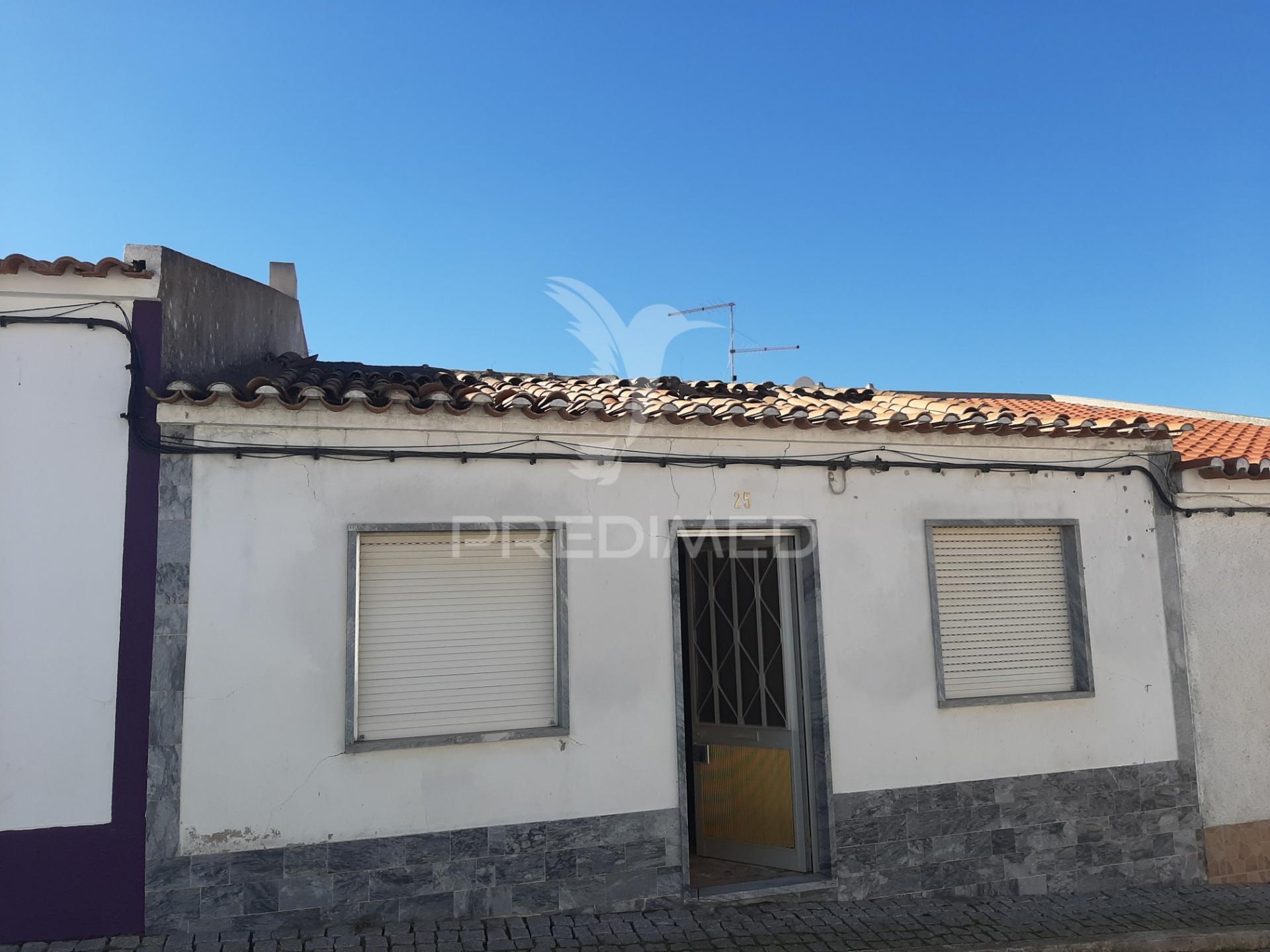 Moradia t2 para reconstrução com quintal.