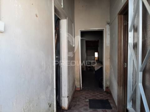 Moradia t2 para reconstrução com quintal.