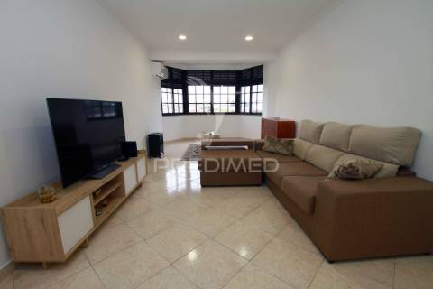 Apartamento todo remodelado com vista desafoga em  vale flores