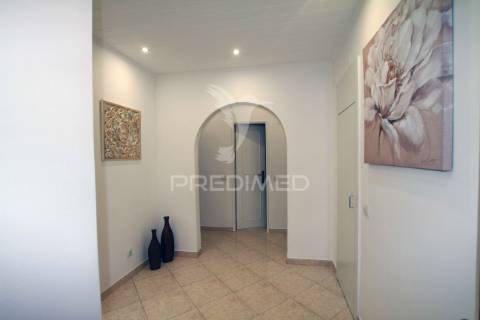 Apartamento todo remodelado com vista desafoga em  vale flores
