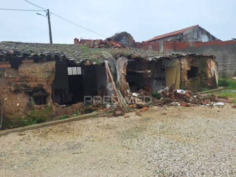Casa em vale de caldas, alcanede