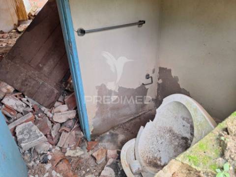 Casa em vale de caldas, alcanede