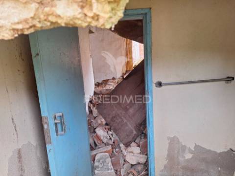 Casa em vale de caldas, alcanede