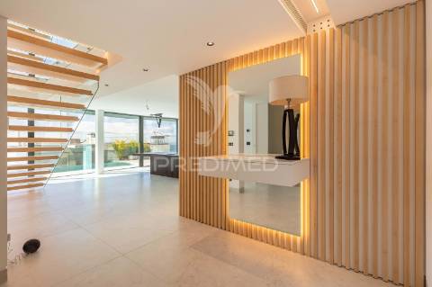 Luxuosa moradia t4 com piscina vista mar.