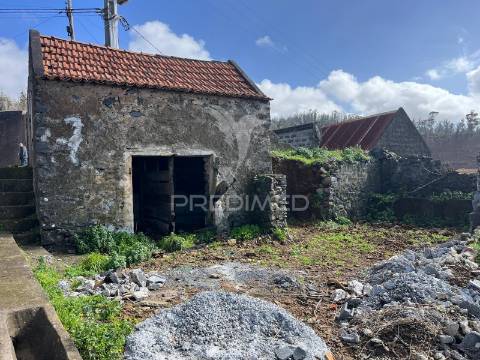 Terreno  com 2 palheiros na ponta do pargo