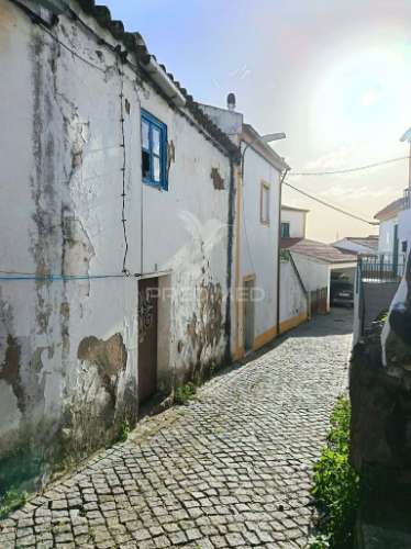 Casa com dois andares para recuperar nas carreiras
