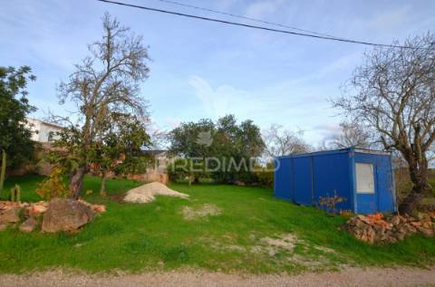 Terreno urbano em chaminé, algoz